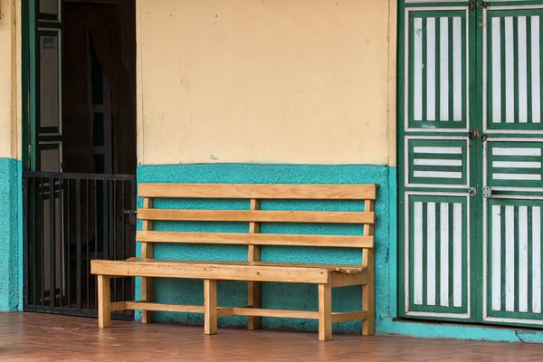 Banc devant la maison en Equateur — Photo