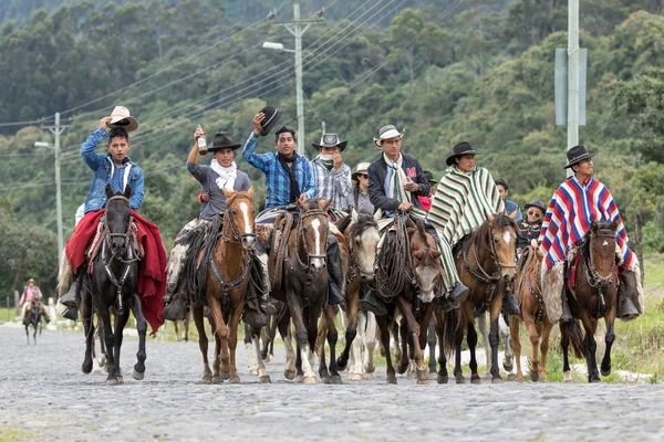 Maj 2017 Sangolqui Ecuador Grupp Cowboys Som Rider Sina Hästar — Stockfoto