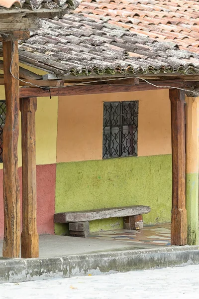 Edificio rústico de estilo colonial en Napo, Ecuador — Foto de Stock