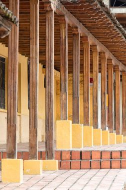 Ekvator koloni tarzı ahşap sütunlar 