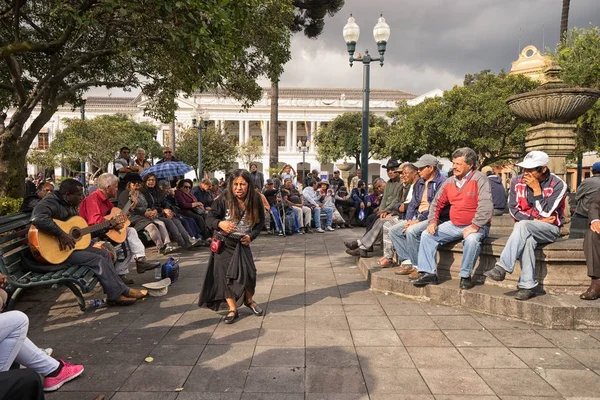 Woman performing in a public park in Quito Ecuador — Stock Photo, Image