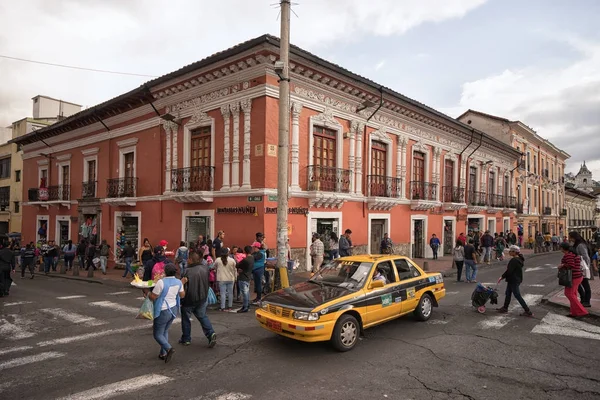 2017 Március Quito Ecuador Sárga Taxit Vezet Keresztül Történelmi Központjában Jogdíjmentes Stock Fotók