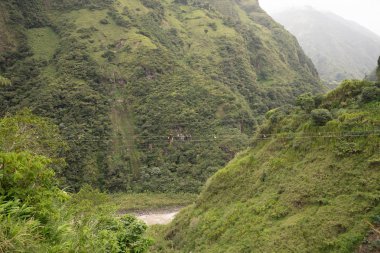 askıya alınmış kablo köprü Banos, Ekvador'da yürüyen turist 