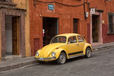 19 Kasım 2014 San Miguel de Allende, Meksika: Klasik vintage araç park popüler turistik hedef kasaba koloni sokakta