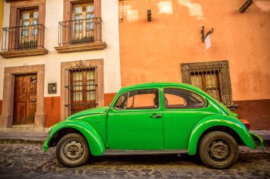 22 Kasım 2014 San Miguel de Allende, Meksika: Klasik vintage araç park popüler turistik hedef kasaba koloni sokakta