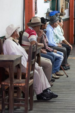 20 Şubat 2017: Salento, Colombia: içinde ünlü kahve bölge şehrin bir barda oturan adam