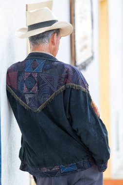 20 Şubat 2017: Salento, Colombia: popüler turistik hedef kahve bölge şehir sokakta duvara yaslanmış bir yerel çiftçi