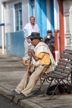 20 Şubat 2017: Salento, Colombia: yerel çiftçi popüler kahve şehirdeki bir bankta oturmuş