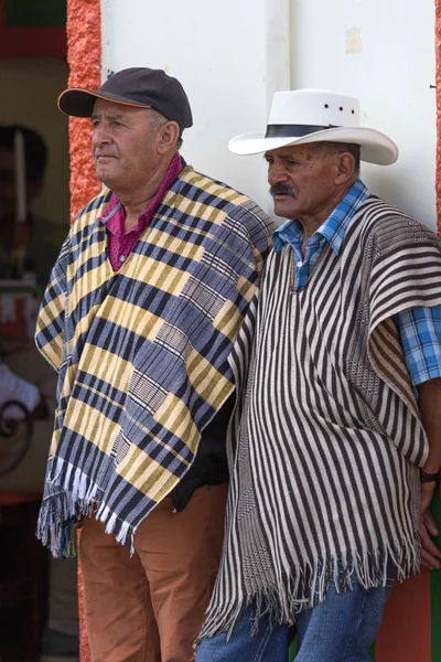 Män bär poncho i Salento, Colombia — Stockfoto