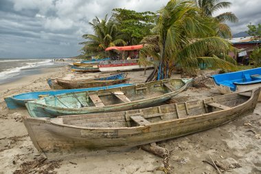 8 Mart 2015 Sambo Creek, Honduras: sığınağın Kano sahilde küçük garifuna balıkçı köyü tarafından