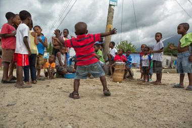8 Mart 2015 Sambo Creek, Honduras: açık havada geleneksel davul sesiyle dans genç garifuna çocuk