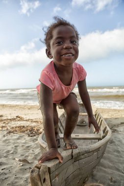 11 Mart 2015 Sambo Creek, Honduras: ülkenin Karayipler kıyısında Balık tutma toplumun bir genç garifuna kız parçası bir sığınağın Kano üzerinde duruyor