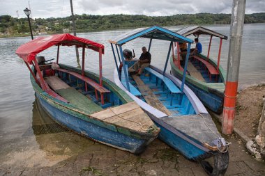 11 Ocak 2015 Flores, Guatemala: taksi müşteriler popüler turistik hedef adanın kıyısında bekleyen tekne