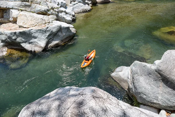 Kayakiste sur la rivière Canrejal à La Ceiba Honduras — Photo