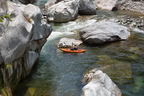 Canrejal Nehri'nde Honduras kanocu 