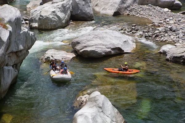 Kayakistes sur la rivière Canrejal au Honduras — Photo
