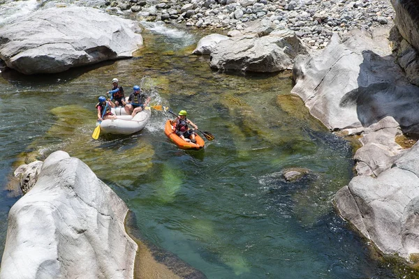 Kayakistes sur la rivière Canrejal au Honduras — Photo