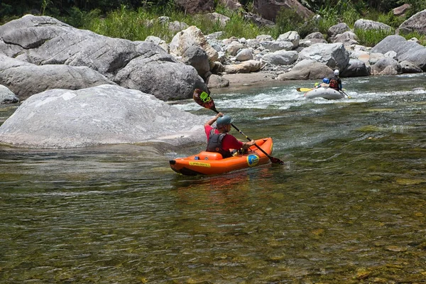 Kayakiste sur la rivière Canrejal — Photo