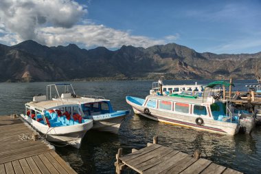18 Ocak 2015 San Pedro la Laguna, Guatemala: küçük su taksileri acros Lake Atitlan seyahat için en ucuz ve en hızlı yolu vardır