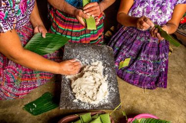 Maya kadın Guatemala geleneksel gıda hazırlama 