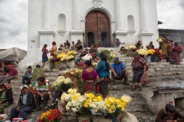 5 Şubat 2015 Chichicastenango, Guatemala: Kesme çiçekler Kilisesi merdivenlerde satan satıcıları
