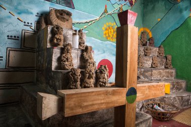 3 Şubat 2015 San Pedro la Laguna, Guatemala: Oda Maya çapraz ön planda ile dua şaman