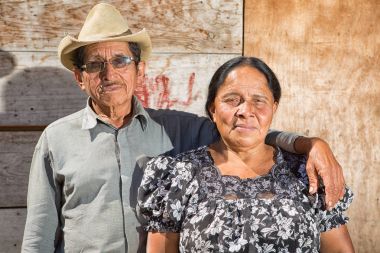 4 Şubat 2015 San Pedro la Laguna, Guatemala: bir Maya erkek ve kadın küçük yerli kasabasında portresi