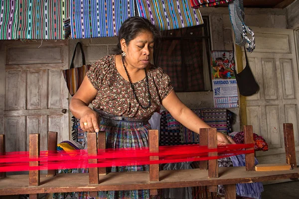 Mujer maya artesanal en San Pedro la Laguna, Guatemala — Foto de Stock