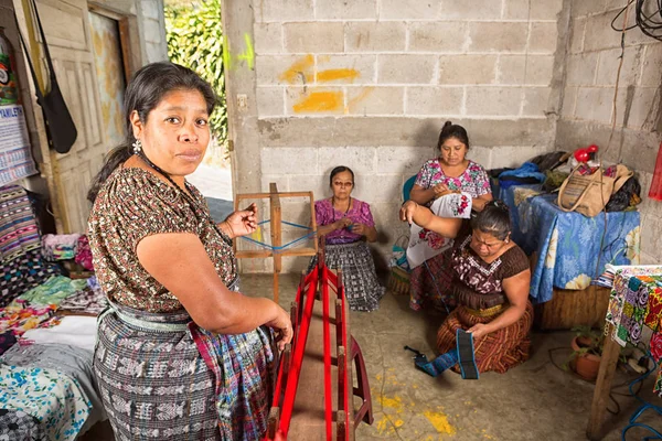 Mujer maya artesana en Guatemala — Foto de Stock