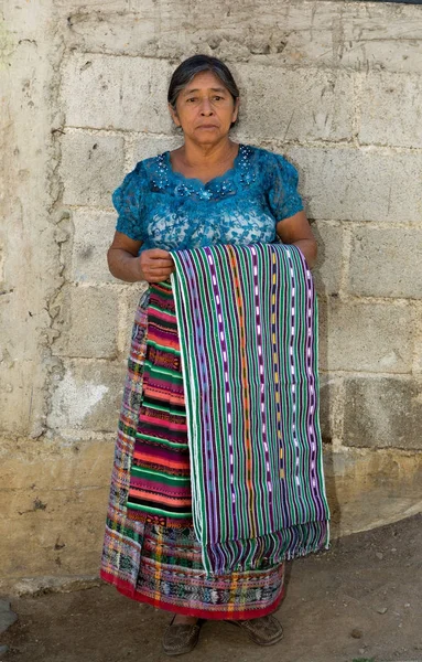 Mujer maya lleva ropa tradicional — Foto de Stock