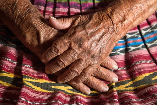 Hands of a very old Maya woman — Stock Photo, Image