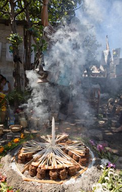 31 Ocak 2015 San Pedro la Laguna, Guatemala: Maya adam şamanik ayin sırasında duman yuttu