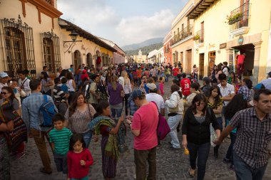 8 Şubat 2015 Antigua, Guatemala: koloni şehrin turist popüler işlek cadde