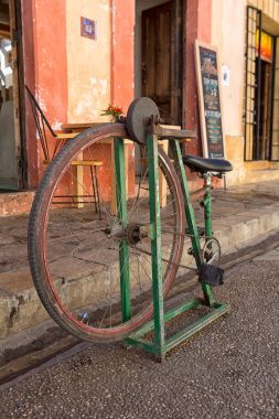 17 Aralık 2014 San Cristobal de las Casas, Meksika: motorlu bıçak bileyici eski bir bisiklet yapılan ayak