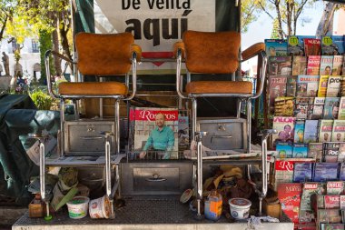 17 Aralık 2014 San Cristobal de las Casas, Meksika: Ayakkabı-Lehçe hizmet popüler sömürge turizm hedef şehrin tarihi merkezinde ile birlikte, gazete bayii