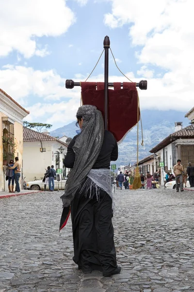 Febrero 2015 Antigua Guatemala Mujer Joven Sosteniendo Una Cruz Colonial — Foto de Stock
