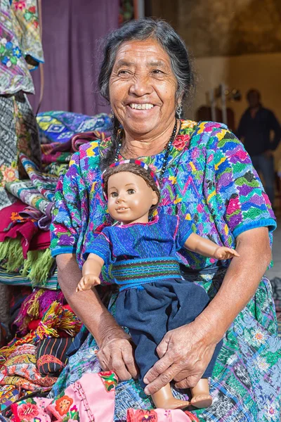 Mujer maya en Antigua Guatemala — Foto de Stock