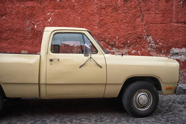 Марта 2016 Года Сан Мигель Альенде Мексика Старинный Грузовик Припаркованный — стоковое фото