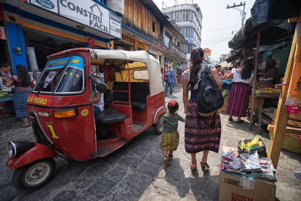 April 2016 San Pedro Laguna Guatemala Mother Walks Her Daughter — Stock Photo, Image