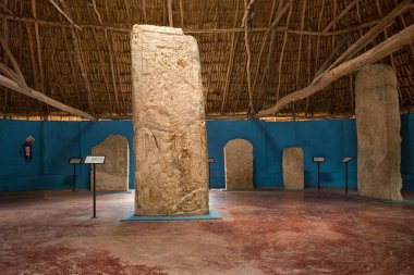 20 Nisan 2014 Campeche, Meksika: korumalı Maya oymalar Edzna arkeolojik Park ile küçük müze