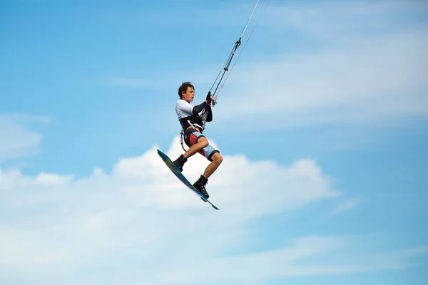 Kiteboarder ในอากาศใน Los Barriles เม็กซิโก — ภาพถ่ายสต็อก