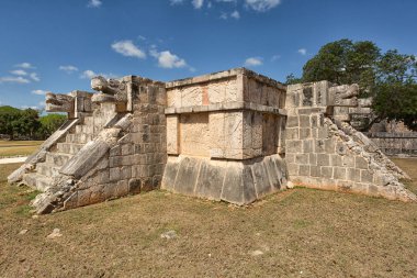 Meksika Chichen Itza, küçük piramit kalıntıları 