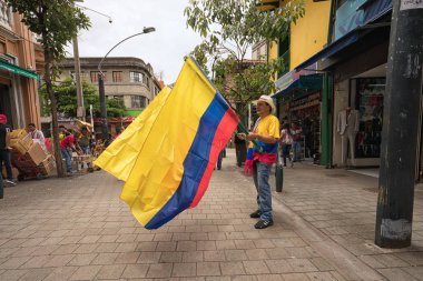 ülke bayrakları Medellin, Kolombiya ortasına tutan adam