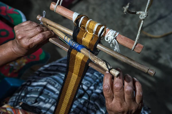 Майя ткацтво метод в Гватемалі — стокове фото