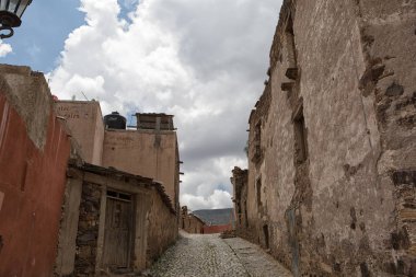 22 Mayıs 2014 gerçek de Catorce, Meksika: dar Arnavut kaldırımlı sokakları ve çoğunlukla bir kez gümüş madenciliği için bilinen şehir boyunca terk edilmiş taş binalar