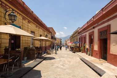 14 Nisan 2014 San Cristobal de las Casas, Meksika: turistik kasaba koloni sokaklarında yürüyor ziyaretçi ile popüler bir etkinlik 