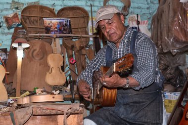 Paracho, Meksika için onun dükkanında luthier