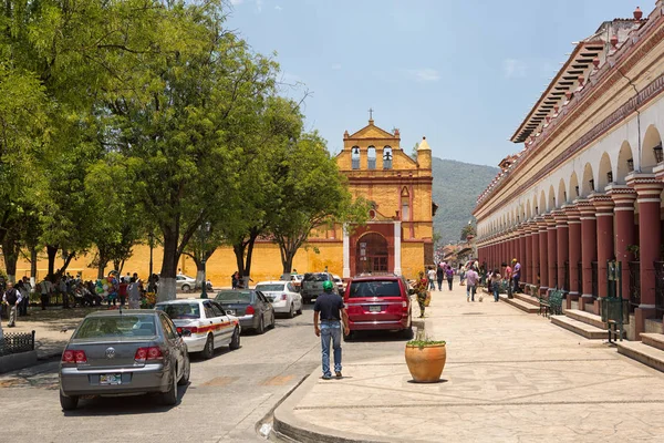 April13 2014 San Cristobal Las Casas Mexico Cars Lining Street — Stock Photo, Image