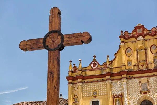 Cruz cristiana frente a la catedral colonial — Foto de Stock