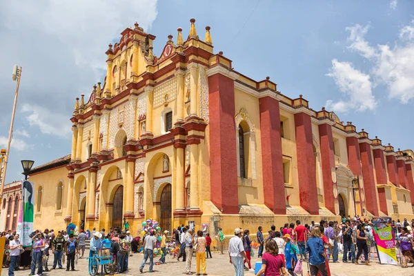 2014 日サン クリストバル カサス プラザ ラパス クリストバルの大聖堂の前に地元の人や観光客にも人気のある場所 — ストック写真